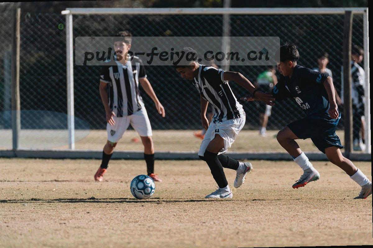 从足球场剪影发射出多条数据流线进入手机轮廓